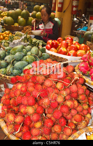 Rambutan, litchi come frutti per la vendita nel mercato Hom, un tipico mercato affollato nel quartiere vecchio di Hanoi Foto Stock