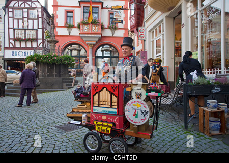 Giocatore hurdy-gurdy, organo a botte, musican di strada, piazza del mercato, mercato, Città vecchia, Bernkastel-Kues, fiume Mosella, Renania-Palatinato, Germania Foto Stock