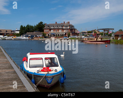 Una piccola imbarcazione attraccata ad un molo di fronte alla Wherry Hotel ad Oulton Broad Suffolk Foto Stock