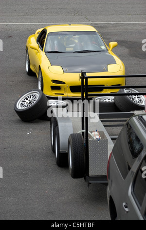 Un giallo auto sportiva in pista zona pit. Foto Stock