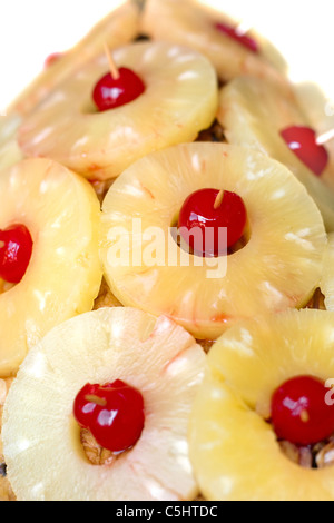 Un grande prosciutto guarnite con fette di ananas e ciliegie al maraschino. Profondità di campo. Profondità di campo. Foto Stock