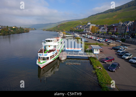 Ablegestelle fuer Schiffsrundfahrten, Uferpromenade, Bernkastel-Kues, Mosel, imbarcazione turistica, visite turistiche, Waterfront, Moselle Foto Stock