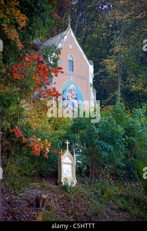 Kleine Kapelle auf dem Weg Zur Burg Landshut, Bernkastel-Kues, Mosel, piccole chapell sulla strada per il castello Landshut, Moselle Foto Stock