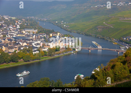 Blick auf die Moselbruecke und Bernkastel-Kues, Mosel, vista sul ponte della Mosella e Bernkastel-Kues Foto Stock