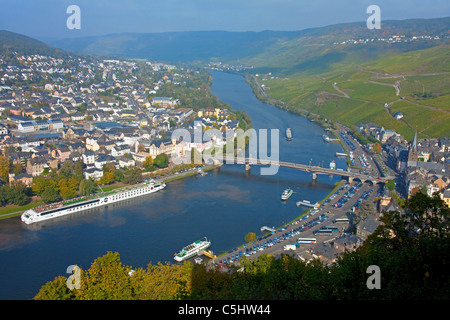 Blick auf die Moselbruecke und Bernkastel-Kues, Mosel, vista sul ponte della Mosella e Bernkastel-Kues Foto Stock