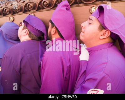 In osservanza della Quaresima , le celebrazioni cattoliche che conduce alla Settimana Santa, immagini di Gesù e della Vergine Santa sono portati da Foto Stock