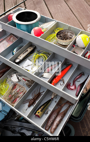 Un fornitissimo fishermans tackle box completamente rifornito con esche e ingranaggio per la pesca. Foto Stock