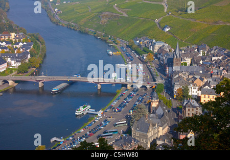 Blick auf die Moselbruecke, Bernkastel-Kues, Mosel, vista sul ponte della Mosella e Bernkastel-Kues Foto Stock