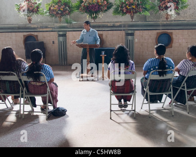 I cristiani evangelici in una chiesa di Santiago Atitlan, negli altopiani del Guatemala, in Santiago Atitlan, Guatemala Foto Stock