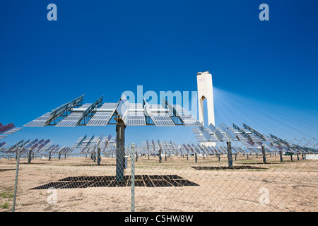Un solar power tower in Solucar complesso solare vicino a Siviglia, Spagna, Foto Stock