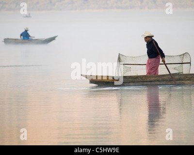 I pescatori al lavoro sul lago Atitlan, che è un lago circondato da tre vulcani negli altopiani del Guatemala, in Santiago Foto Stock