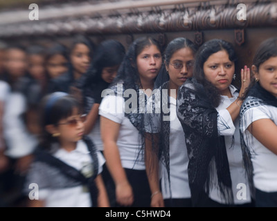 In osservanza della Quaresima in Antigua (la) di Antigua Guatemala, le celebrazioni cattoliche che conduce alla Settimana Santa, immagini di Gesù e Foto Stock