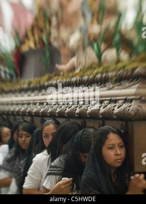 In osservanza della Quaresima in Antigua (la) di Antigua Guatemala, le celebrazioni cattoliche che conduce alla Settimana Santa, immagini di Gesù e Foto Stock