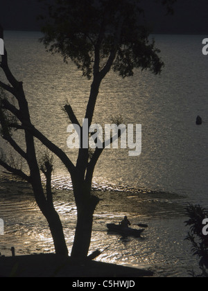 I pescatori al lavoro sul lago Atitlan, che è un lago circondato da tre vulcani negli altopiani del Guatemala, in Santiago Foto Stock