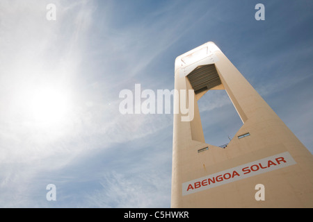 Un solar power tower in Solucar complesso solare vicino a Siviglia, Spagna, Foto Stock