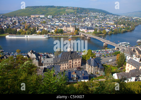 Blick auf Bernkastel-Kues und die Moselbruecke Mosel, vista su Bernkastel-Kues ed il ponte della Mosella Foto Stock