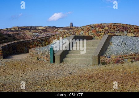 Area di visualizzazione al di sopra del Grande a cielo aperto, Parys Mountain Miniera di Rame, Amlwch, Anglesey, Foto Stock