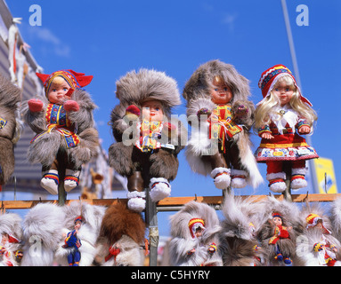 Souvenir finlandesi bambole in outdoor, mercato Kauppatori Market Square, Helsinki, regione di Uusimaa, la Repubblica di Finlandia Foto Stock