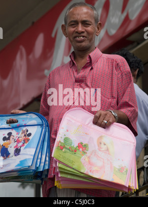 Venditore ambulante vende merci con icone occidentale su di essi, Kandy, Sri Lanka Foto Stock