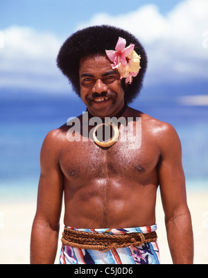 Nativo Fijiano sulla spiaggia, isola di Beachcomber Resort, Isole della Mamanuca, Viti Levu, Repubblica delle Isole Figi Foto Stock