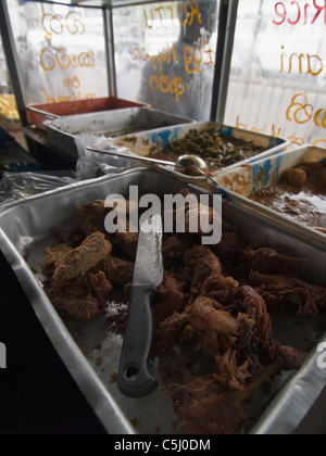 Stand alimentari nella stazione degli autobus di Colombo, Sri Lanka Foto Stock