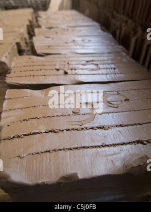 Creta per essere utilizzati in una ceramica tegola in fabbrica a Negombo, Sri Lanka Foto Stock
