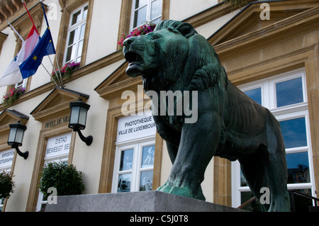 Statua di Lion Hotel de Ville su Place Guillaume II Lussemburgo Foto Stock