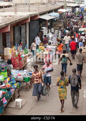 Occupato strada del mercato di bancarelle con prodotti di uso domestico, Agbogbloshie Mercato, Accra, Ghana Foto Stock