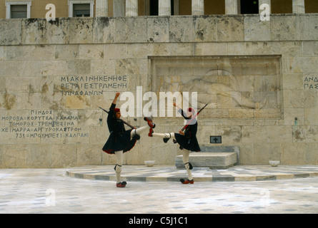Atene Grecia Evzones Cambio della guardia al di fuori del Palazzo del Parlamento Foto Stock
