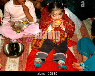 Centro indù Wimbledon Inghilterra ottavo giorno di Navratri Bambine giorno Kanjka bambino con Apple Foto Stock