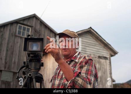 Regista cinematografica di puntamento e di stare dietro la telecamera video Foto Stock