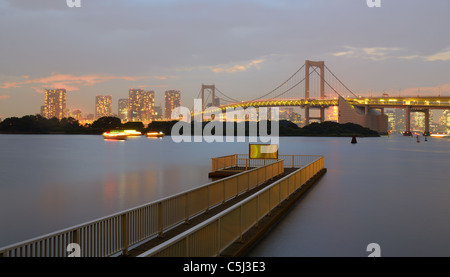 Rainbow Bridge a Tokyo senza la sua illuminazione caratteristica a causa degli sforzi di risparmio energetico sulla scia della crisi nucleare. Foto Stock