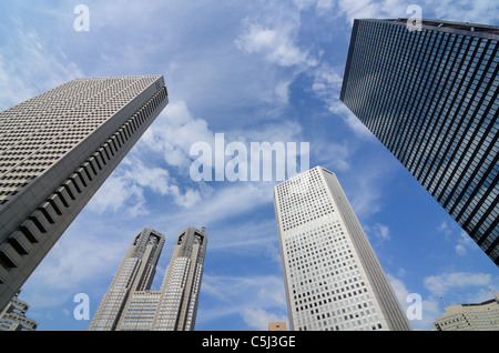 Paesaggio di edifici governativi in Shunjuku, Tokyo, Giappone compreso il Governo Metropolitano di Tokyo edificio. Foto Stock