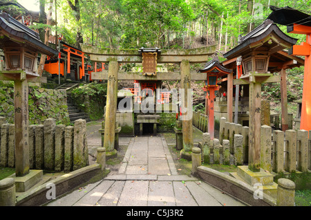 Piccole sub-Santuario di Fushimi Inari Shrine in Kyoto, Giappone. Foto Stock