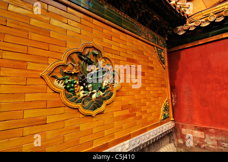 Piastrellate e angolo dipinto nella Città Proibita, con un motivo di piastrelle di raccolto e l'agricoltura, Pechino, Cina Foto Stock