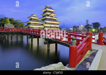 La storica Matsumoto castello risalente al XV secolo a Matsumoto, Giappone. Foto Stock