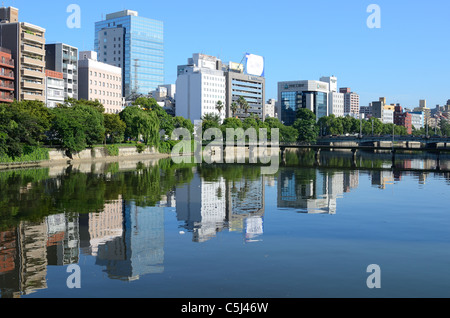 Paesaggio di Hiroshima, Giappone lungo il fiume Ota. Foto Stock