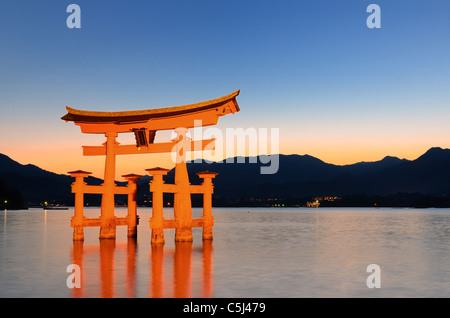 Il otori gate che accoglie i visitatori di Miyajima, Giappone. Foto Stock