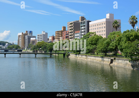 Paesaggio di Hiroshima, Giappone lungo il fiume Ota. Foto Stock