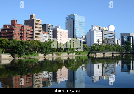 Paesaggio di Hiroshima, Giappone lungo il fiume Ota. Foto Stock