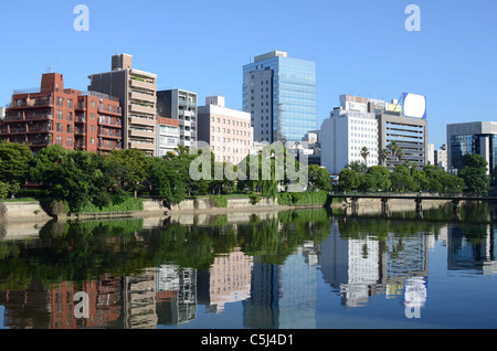 Paesaggio di Hiroshima, Giappone lungo il fiume Ota. Foto Stock