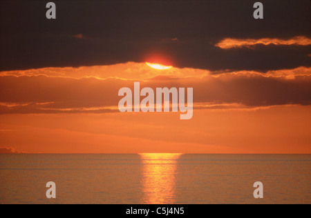 Golden tramonto sul mare da: Achmelvich Bay a ovest di Sutherland, Highlands scozzesi, UK. Foto Stock