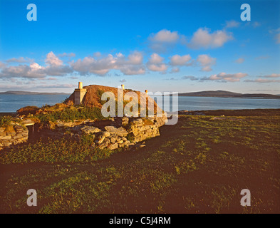 Costruita in pietra secondo la tradizione cottage con il tetto di paglia, probabilmente abbandonata, sull'isola di Berneray, Ebridi Esterne, Scozia occidentale, con Foto Stock