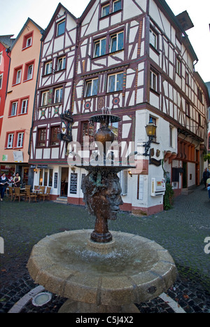 Brunnenfigur am Karlsbader Platz, Bernkastel-Kues, ben, fontana della piazza Karlsbader, semi-case con travi di legno, old town Foto Stock