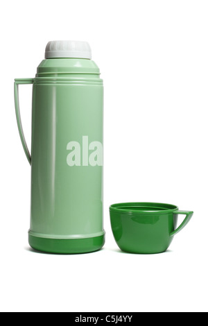 In plastica verde thermos con tazza su sfondo bianco Foto Stock
