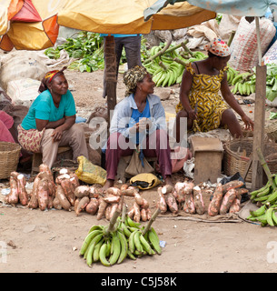 Donne che vendono manioca e piantane in un mercato di Agbogbloshie Market, Accra, Ghana. Foto Stock