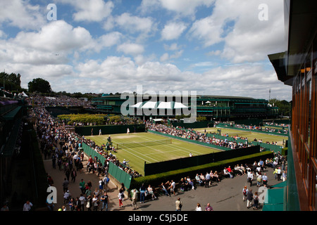 Vista verso la corte 1 a Wimbledon. Foto Stock