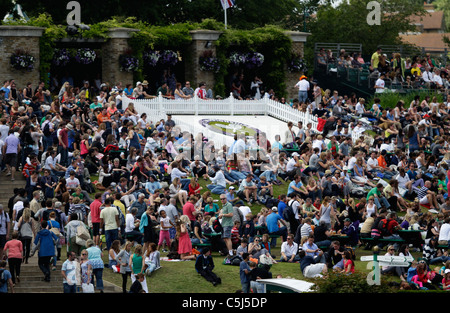 Gli spettatori su Henman Hill a Wimbledon Foto Stock