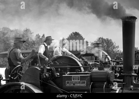 Tre uomini di pilotaggio del motore di trazione a Woodcote Vintage Rally di vapore, Woodcote Reading, Berkshire, Inghilterra Foto Stock