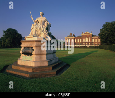 Statua della regina Victoria con Kensington palace dietro (ex casa del principe Carlo e la principessa Diana); i giardini di Kensington Foto Stock